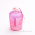 Ny motiverande BPA -fri sportplast drickande 2 liter vattenflaska 2L med tidsmarkörstrån